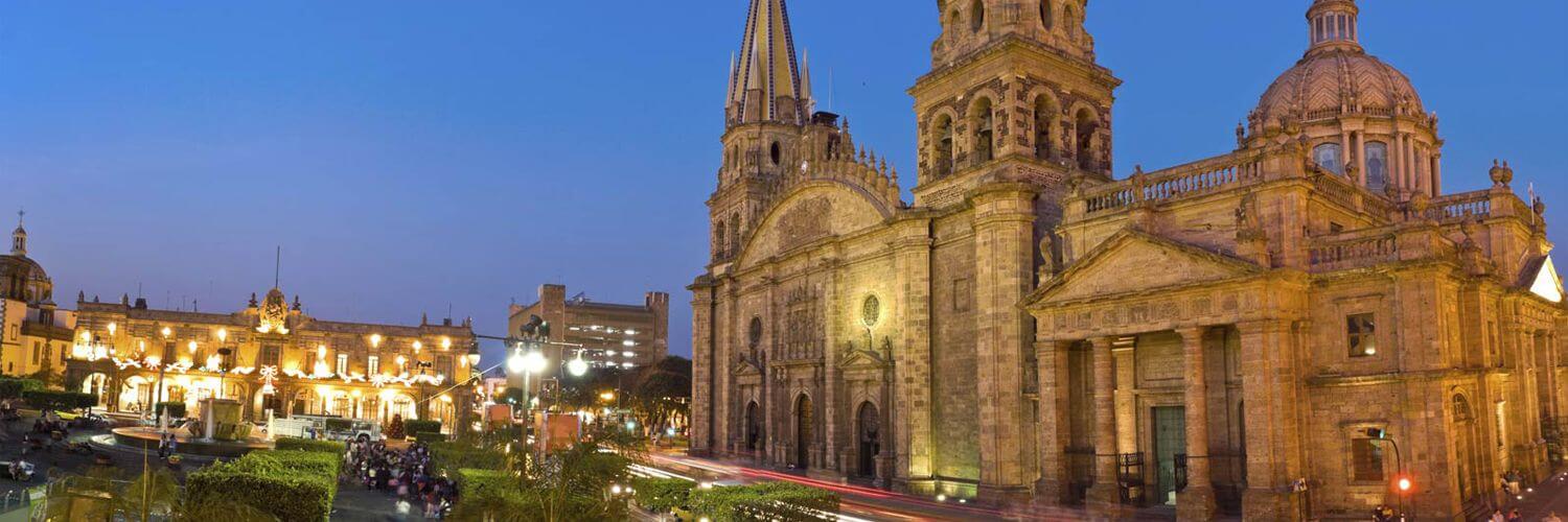 Hora azul en el puente Matute Remus de la ciudad de Guadalajara