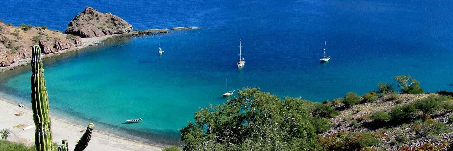 Letras de la Paz a lo largo del paseo marítimo